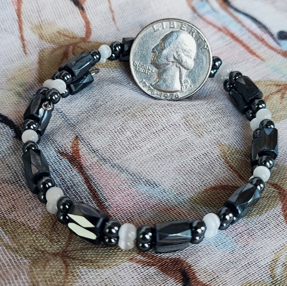 2 Black Oil Slick Beaded Glass Hematite Pair of Memory Wire Bracelets Moonglow - Picture 5 of 15